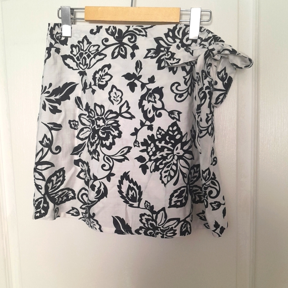 ONLY Black and White Floral Skort